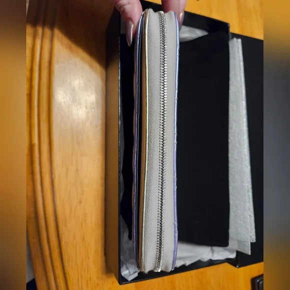 SOLD 🦄 💎Chanel Iridesent long zip wallet - Picture 10 of 13